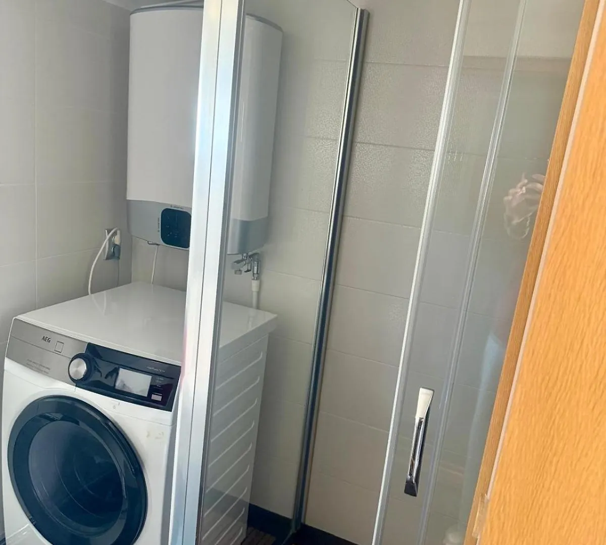Cheerful 2 Bedroom And Lounge Town House With Free Parking Bukarest