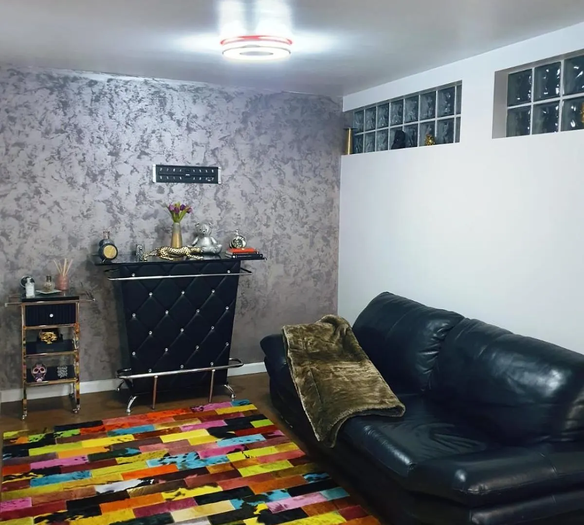 Cheerful 2 Bedroom And Lounge Town House With Free Parking Bukarest 0*,  Rumänien