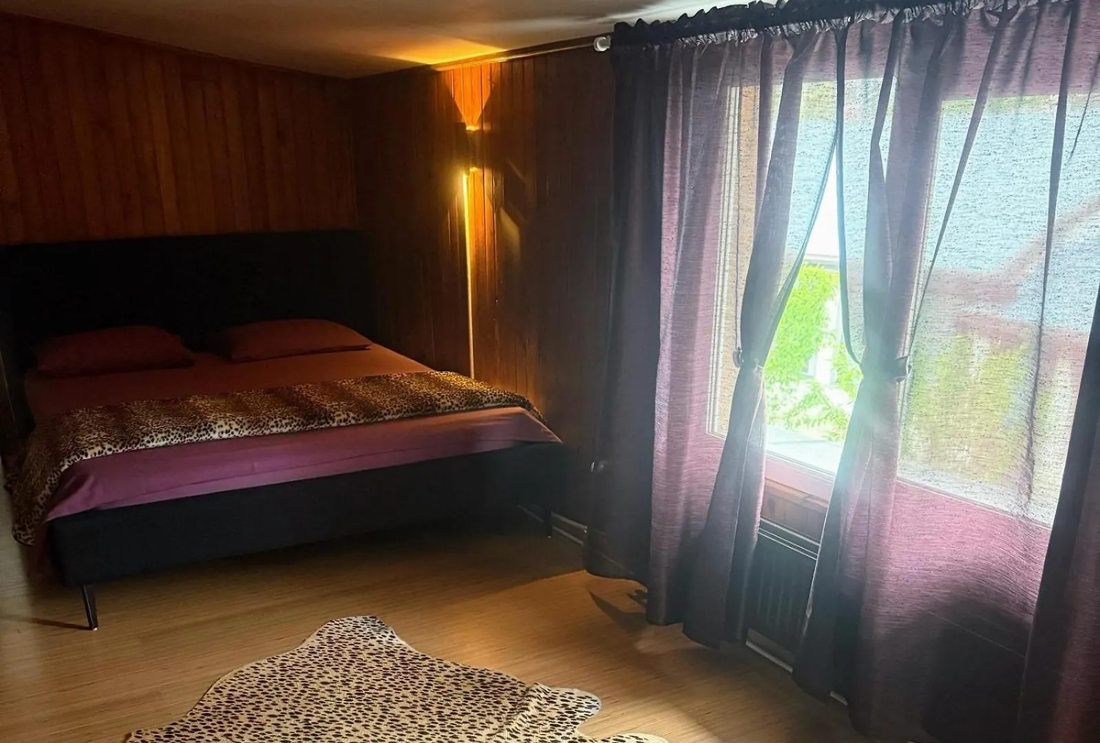 Cheerful 2 Bedroom And Lounge Town House With Free Parking Bukarest 0*,